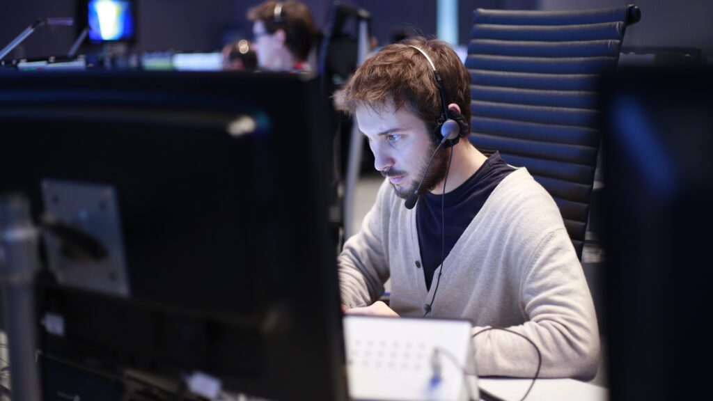 Ingenjör i satellitkontrollrum
